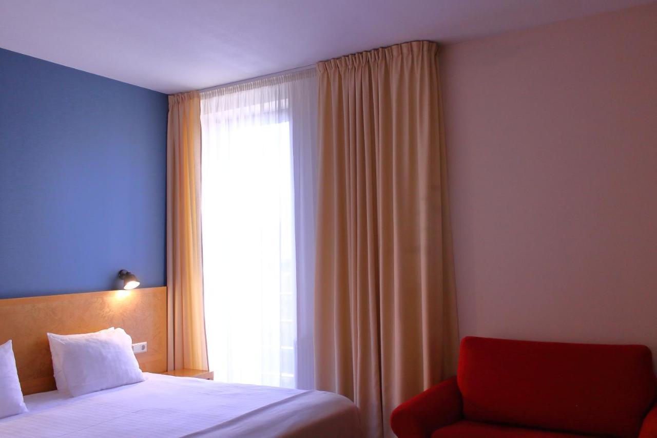 Hotel Kolumbs Liepāja Esterno foto