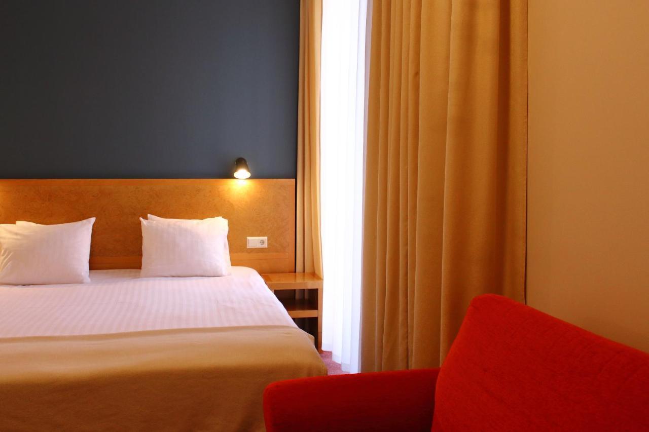 Hotel Kolumbs Liepāja Esterno foto