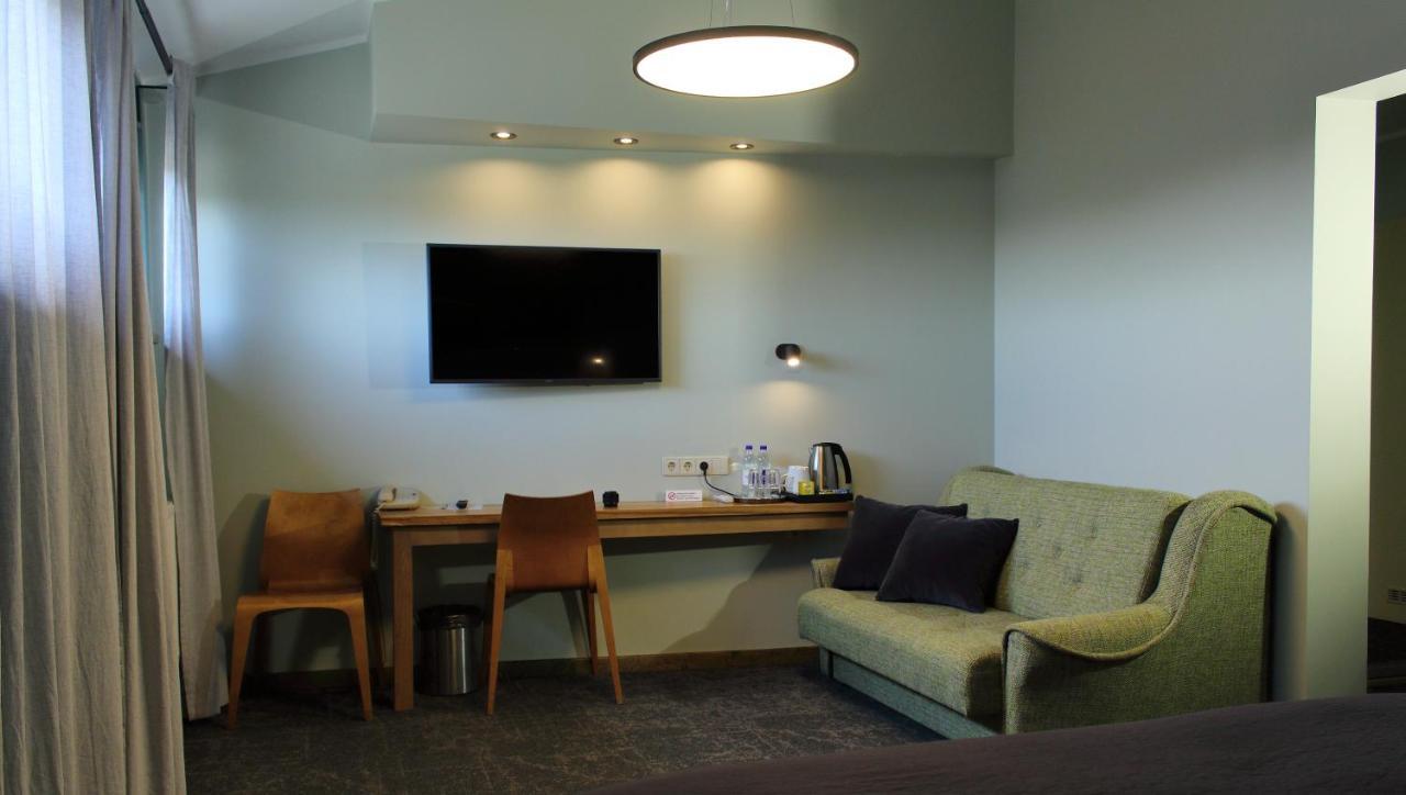 Hotel Kolumbs Liepāja Esterno foto
