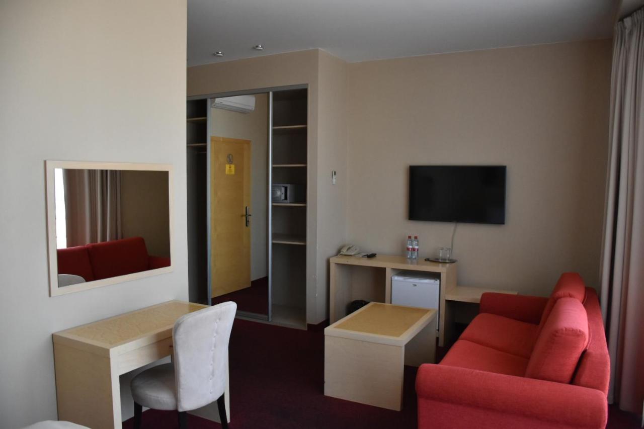 Hotel Kolumbs Liepāja Esterno foto