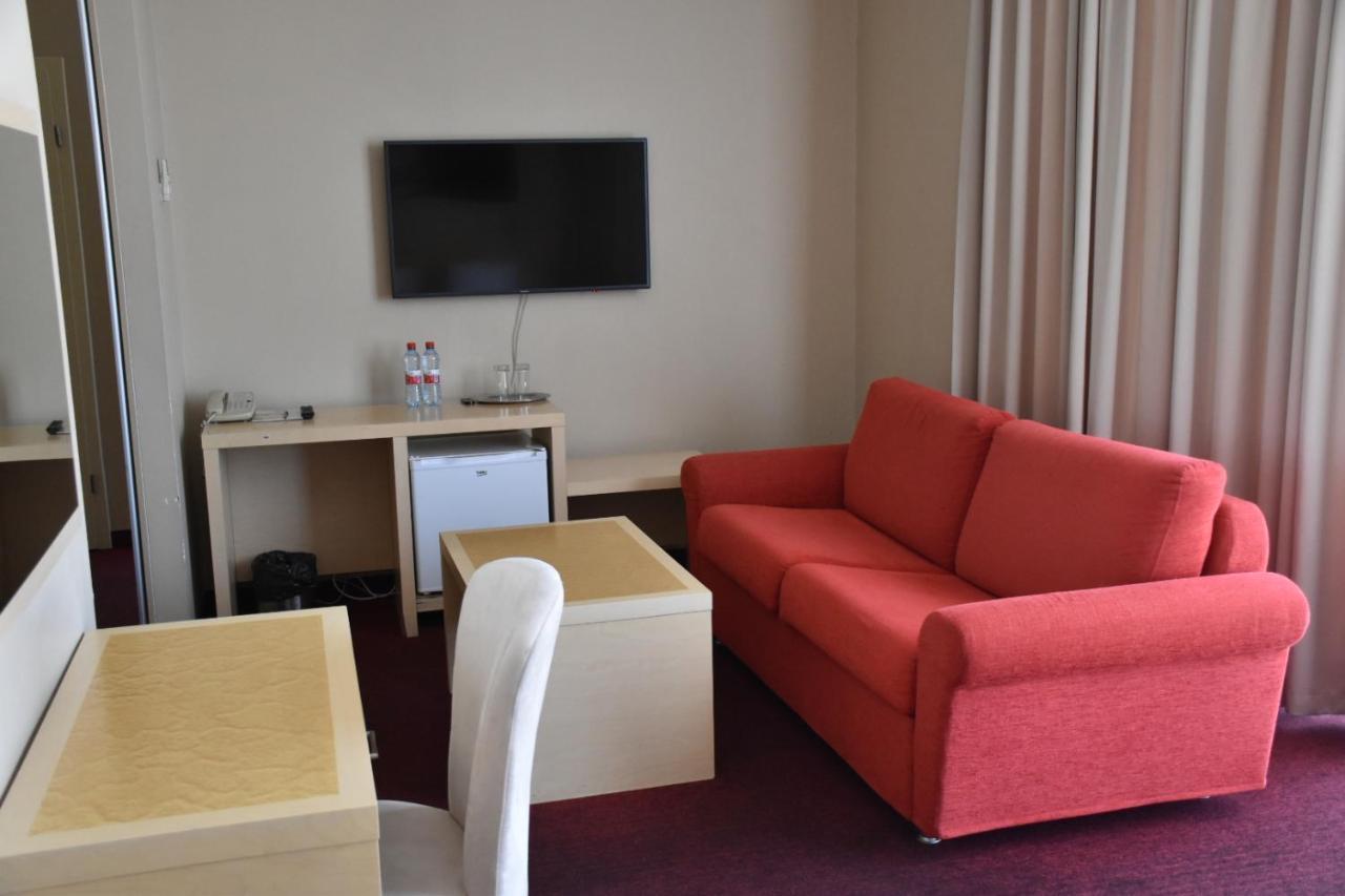 Hotel Kolumbs Liepāja Esterno foto